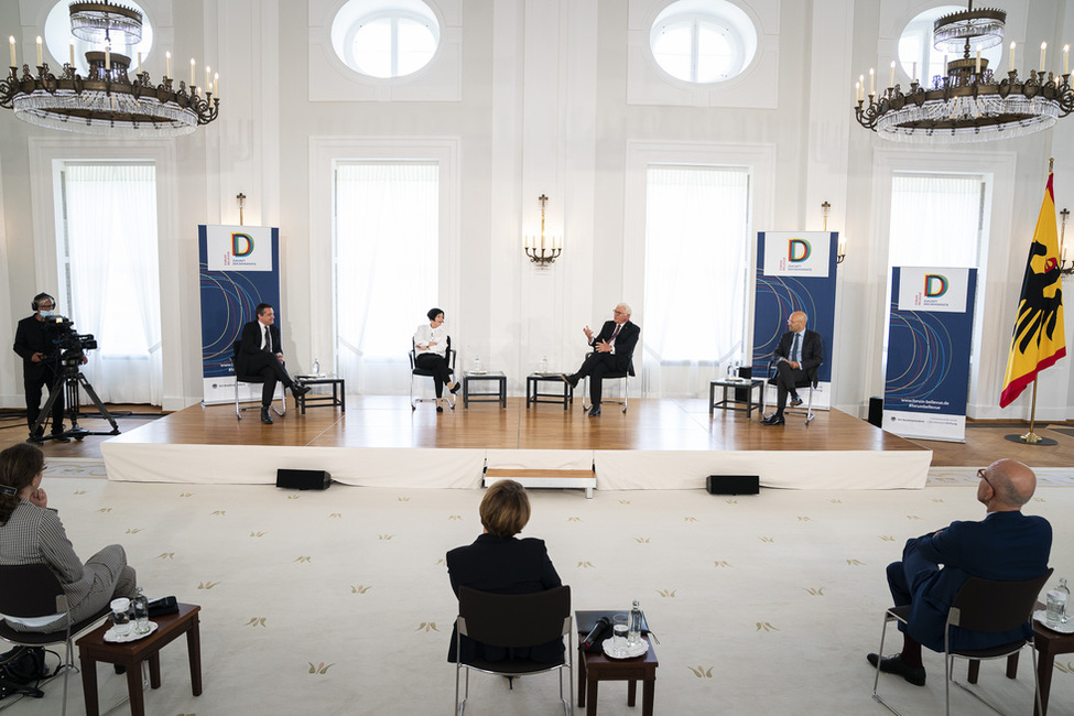 Bundespräsident Frank-Walter Steinmeier bei einer Diskussion mit Rainer Forst, Herta Müller und Daniel Ziblatt beim 9. Forum Bellevue zur Zukunft der Demokratie: 'Testfall Corona – Wie geht es unserer Demokratie?' im Großen Saal in Schloss Bellevue